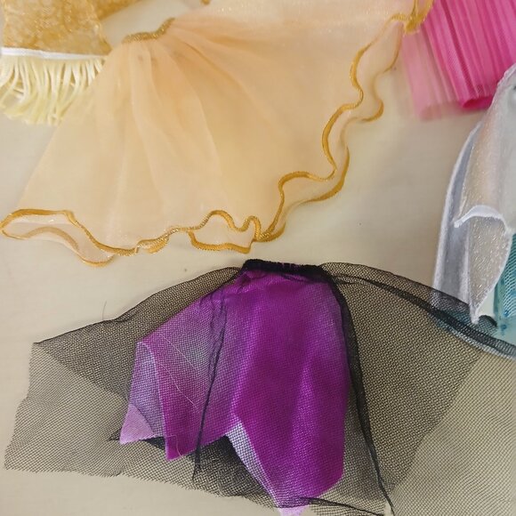 Barbie Basics Black label doll with extra clothes - Picture 4 of 8